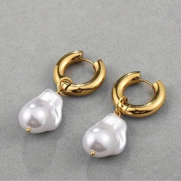 ✨ New Gold and pearl huggie drop earrings ✨💕 - Picture 5 of 6